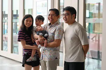 Anggota Parlimen bagi Divisyen Siglap di GRC East Coast, Dr Mohamad Maliki Osman, beramah-tamah dengan penduduk yang mengunjungi Kelab Masyarakat Siglap, di Bedok South Road.