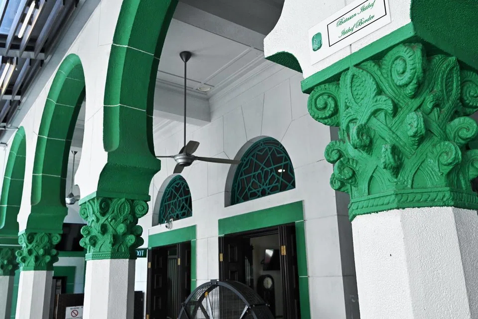 Antara keunikan seni bina Masjid Alkaff Upper Serangoon ialah gerbang lengkung yang disokong tiang batu bermotifkan Corinthian.
