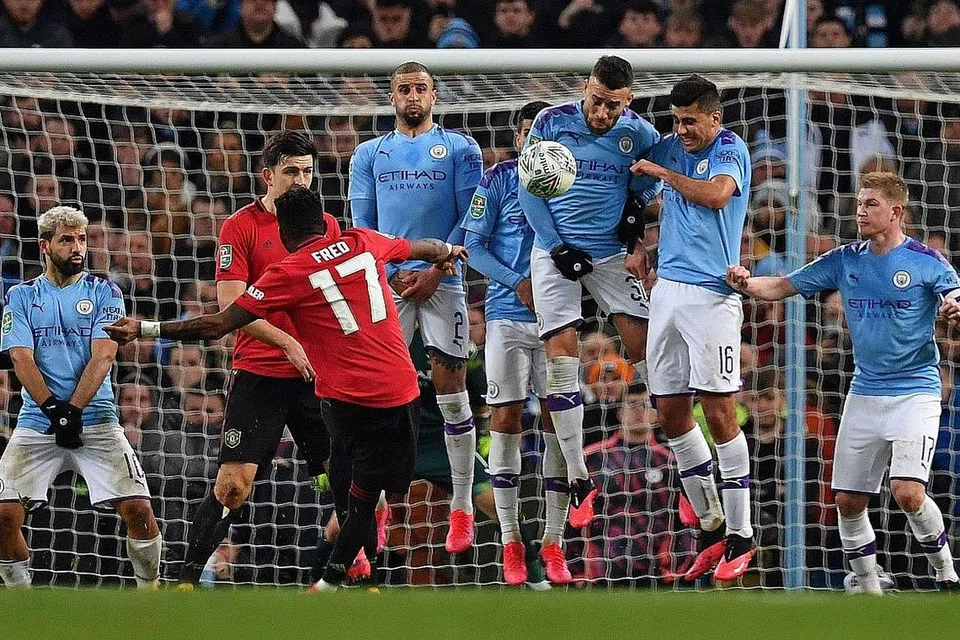 BERDAYAKAH CITY?: Dapatkah pertahanan Manchester City (jersi biru) menghalang pemain Tottenham Hotspurs malam ini, sebagaimana mereka menghambat Manchester United dalam perlawanan Piala Liga Rabu lalu? - Foto AFP