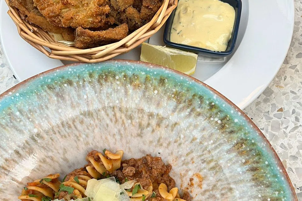 Hidangan, schnitzel, versi berasaskan tumbuh-tumbuhan berbanding kepingan daging yang biasa.