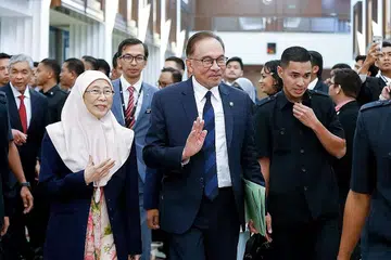 KESTABILAN POLITIK: Selepas menunggu 24 tahun, Datuk Seri Anwar Ibrahim (tengah) dilantik sebagai Perdana Menteri ke-10, sekali gus melakar sejarah yang mewarnai Malaysia pada 2022. - Foto AFP
