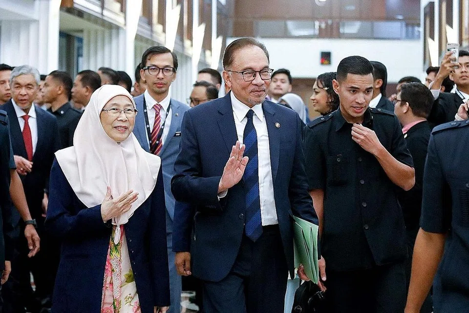 KESTABILAN POLITIK: Selepas menunggu 24 tahun, Datuk Seri Anwar Ibrahim (tengah) dilantik sebagai Perdana Menteri ke-10, sekali gus melakar sejarah yang mewarnai Malaysia pada 2022. - Foto AFP