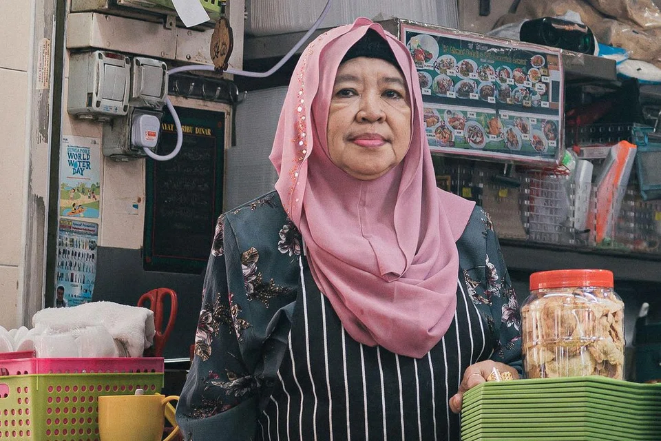 Cik Asnawiah Asmuni, pemilik gerai HJ Ahmad Fodali & HJH Asnawiah Asmuni, di pusat penjaja Haig Road