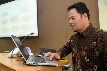 AZAM LESTARI SENI LAMA: Encik Roslan berkata terdapat lebih 30 jenis puisi tradisional Melayu, selain syair, pantun, nazam, seloka dan gurindam, namun ada sudah lenyap dan beliau berharap yang masih ada dapat dikekalkan. - Foto JOHARI RAHMAT