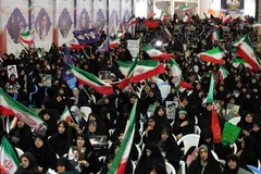 Wanita Iran menghadiri upacara memperingati mangsa korban dalam perang Iran-Amerika Syarikat-Israel di Masjid Mosallah di Teheran, Iran, pada 24 Mei 2026. Upacara berlangsung ketika usaha diplomatik dipergiat, dengan Presiden Amerika Syarikat, Encik Donald Trump, mengumumkan potensi perjanjian damai bagi menamatkan konflik dan membuka semula Selat Hormuz sebahagian besar telah dirundingkan menerusi Pakistan sebagai pengantara.