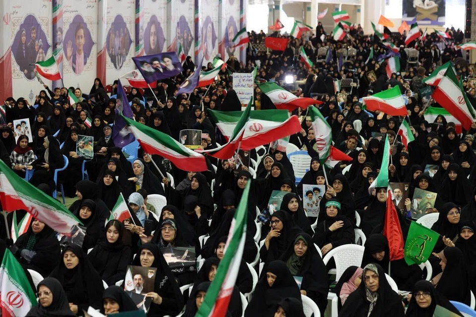 Wanita Iran menghadiri upacara memperingati mangsa yang terkorban dalam perang Iran-AS-Israel di Masjid Mosallah di Teheran, Iran, pada 24 Mei 2026. Upacara itu berlangsung ketika usaha diplomatik sedang dipergiatkan, dengan Presiden Amerika Syarikat, Encik Donald Trump, mengumumkan bahawa potensi perjanjian damai untuk menamatkan konflik dan membuka semula Selat Hormuz sebahagian besarnya telah dirundingkan menerusi pengantara Pakistan