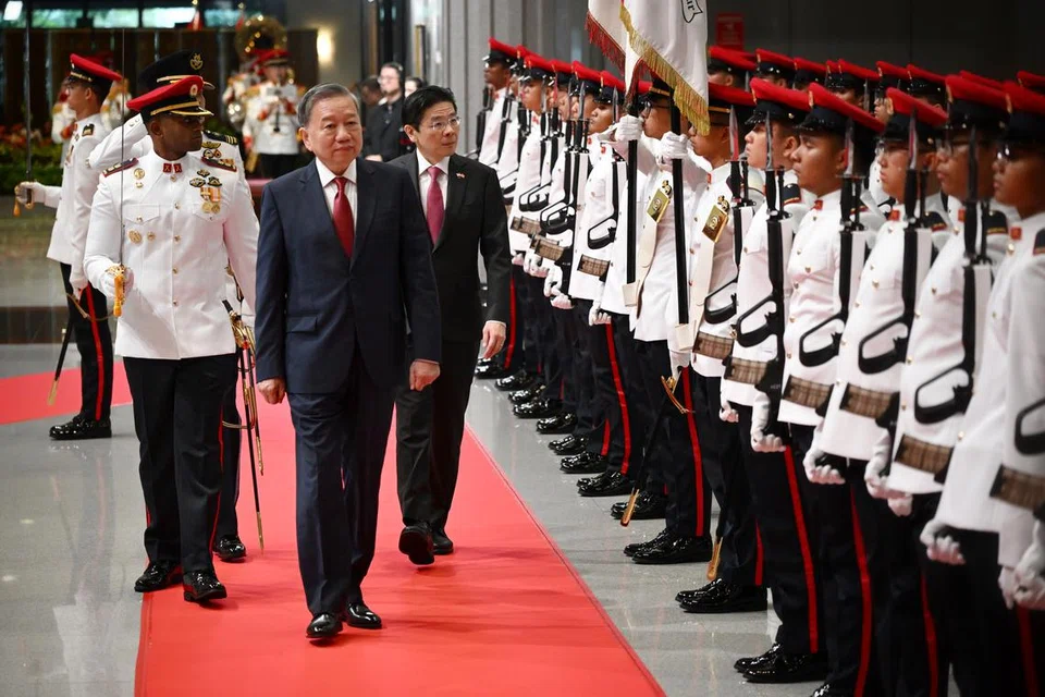 Encik Wong (tiga dari kiri) dan Encik Lam (tengah) mahu meningkatkan hubungan antara Singapura dan Vietnam pada Perkongsian Strategik Komprehensif (CSP). 