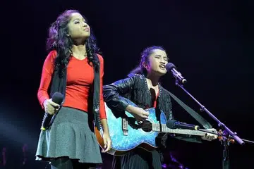 CUKUP MEMPESONA: Persembahan Aida Zulkifli (kanan) dan Shalyanna Johari memukau hati penonton konsert amal ChildAid Edisi All Stars yang berjaya memungut $2.32 juta.