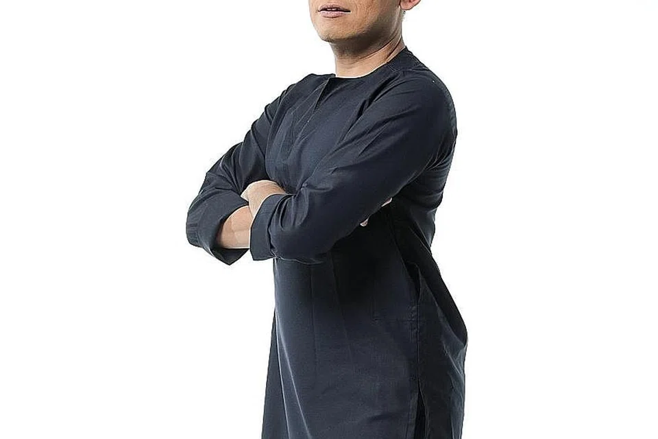 "Saya ingin orang mendengar lagu 'cover' saya dengan reaksi, 'Mengapa tak pernah dengar lagu ini ya?' Jadi, kalau ada lagu yang anda suka tetapi jarang atau tak pernah dengar ia diputar di radio, mengapa tidak kirim pesanan kepada saya? Saya akan cuba usahakan." - YouTuber Danial Baharin (gambar atas). - Foto FORTRESS EVENTS