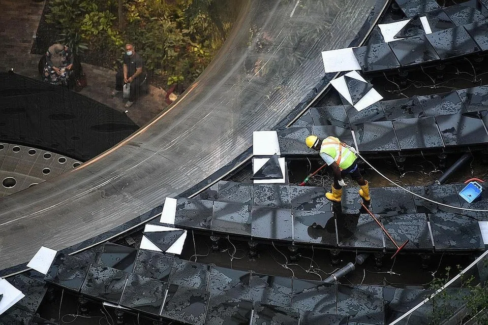 LEBIH 100 PAPAK DIKELUARKAN: Pekerja harus mengeluarkan lebih 100 papak, setiap satu seberat kira-kira 20 kilogram, untuk membersihkan kotoran yang terkumpul di bawah kolam setiap tahun.