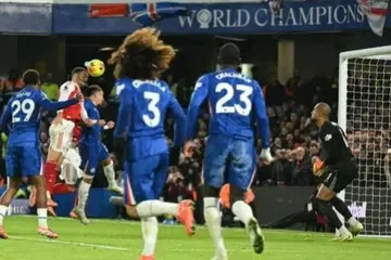 Mikel Merino, pemain tengah Arsenal, menanduk bola ke arah pintu gol ketika menentang Chelsea dalam perlawanan derby London pada 30 November 2025.