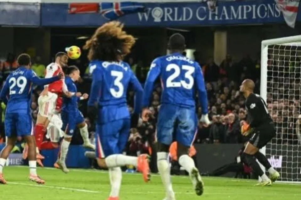 Mikel Merino, pemain tengah Arsenal, menanduk bola ke arah pintu gol ketika menentang Chelsea dalam perlawanan derby London pada 30 November 2025.