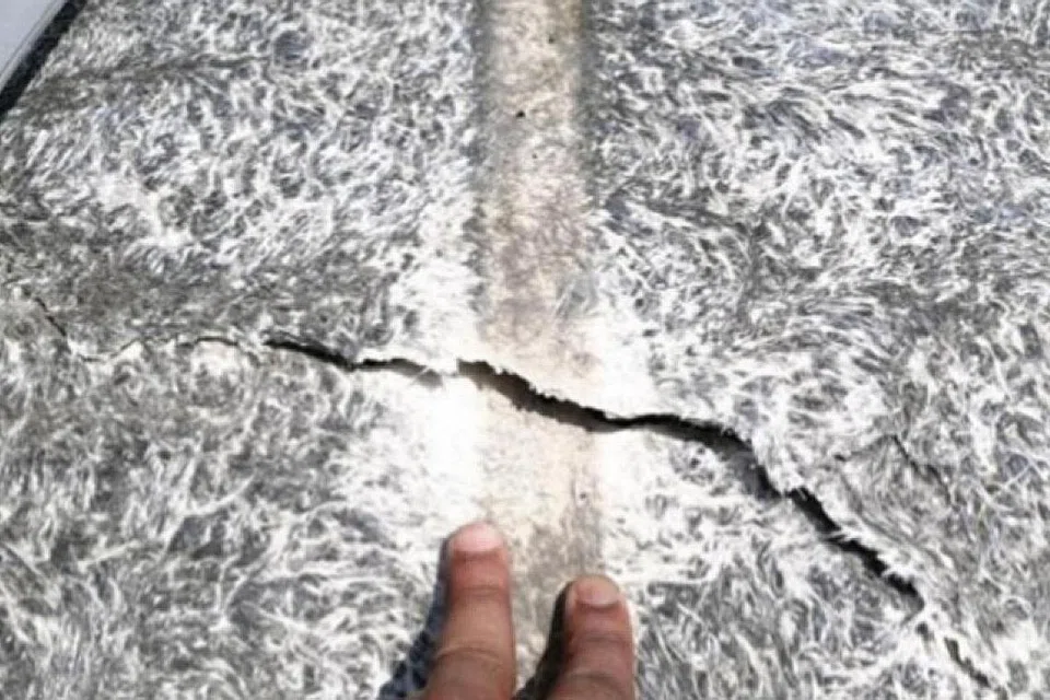 BEKALAN AIR TERJEJAS: Pekerja Everrise Maintenance gagal membetulkan keretakan di salah satu penutup tangki air tingkat tinggi di Waterford Residence di Kim Yan Road hingga menyebabkan air dalam tangki itu tercemar. - Foto PUB