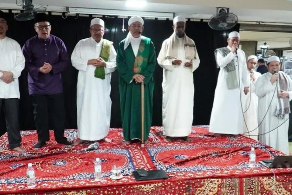 MAJLIS ZIKIR DAN CERAMAH: Sambutan Maulud oleh Masjid Hasanah di Masjid Darul Aman diserikan dengan acara zikir dan ceramah yang dipimpin oleh Ustaz TM Fouzy (berjubah hijau) bersama pengerusi eksekutif Masjid Hasanah, Encik Mohamad Rafi Eusope (kedua dari kiri) dan pengerusi Lembaga Pentadbir Masjid Darul Aman, Encik Izammuddin Mohamed Ali (paling kiri) serta beberapa pegawai kededua masjid.