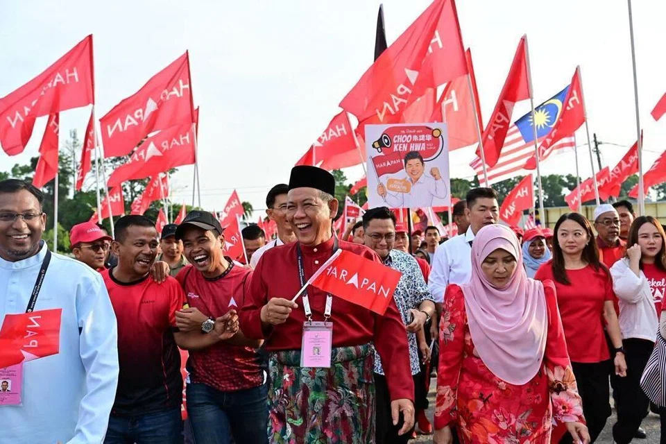Menteri Besar Negeri Sembilan sementara, Datuk Seri Aminuddin Harun yang juga Pengerusi Pakatan Harapan (PH) Negeri Sembilan (tengah) ketika berarak bersama pengiring dan penyokongnya menuju ke pusat penamaan calon kerusi Dewan Undangan Negeri (DUN) Linggi di Port Dickson, Negeri Sembilan, sempena Pilihan Raya Negeri (PRN) Negeri Sembilan ke-16, pada Julai 18.