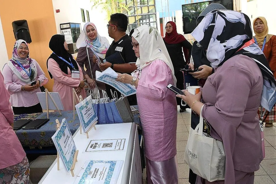 SOKONGAN BUAT GURU MELAYU: Lebih 500 guru Bahasa Melayu telah hadir bagi Seminar Bahasa Melayu semalam. Selain mencedok ilmu daripada kertas kajian yang disampaikan, guru juga dapat melihat reruai yang disediakan. - Foto BH oleh KHALID BABA