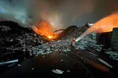 Anggota bomba giat memadamkan satu kebakaran di premis syarikat kitar semula dan pengurusan sisa, Wah dan Hua, pada 28 Mac. 