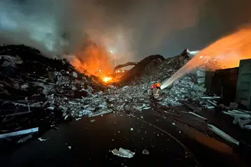 Anggota bomba giat memadamkan satu kebakaran di premis syarikat kitar semula dan pengurusan sisa, Wah dan Hua, pada 28 Mac. 