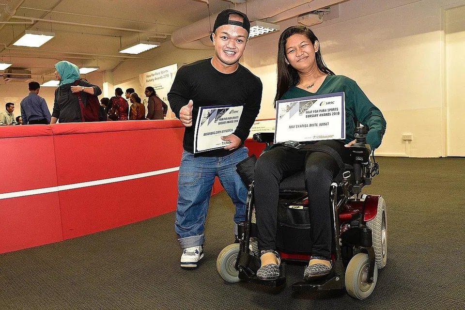 TERUJA DAPAT SOKONGAN: Diroy (kiri) dan Syafiqa, bergambar bersama dermasiswa masing-masing yang diberi Haw Par Corporation, mengongsi perasaan gembira kerana ada juga yang ingin membantu atlit kurang upaya untuk terus maju dalam sukan masing-masing. - Foto BH oleh DESMOND WEE