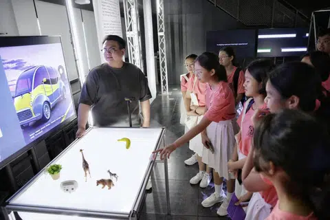 CUBA GUNA AI: Pelajar sekolah menengah cuba memasukkan input yang  berbeza supaya AI dapat menghasilkan reka bentuk produk yang berlainan semasa lawatan Eksperimen Digital Interaktif baru dengan AI Studio (Ideas) di Sekolah Reka Bentuk Politeknik Temasek (TP).