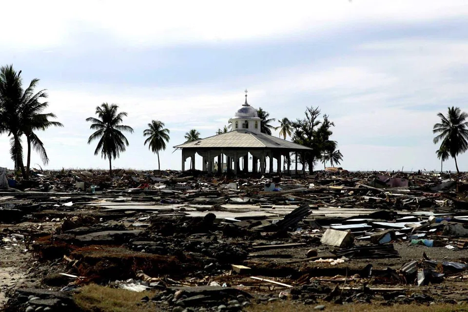 Hanya sebahagian struktur sebuah masjid yang kekal utuh setelah ombak tsunami melanda kebanyakan kampung di Meulaboh pada masa itu. Gempa bumi paling kuat di dunia dalam tempoh 40 tahun itu telah menyebabkan banjir kilat dan ombak besar melanda Asia Selatan dan Tenggara. Ombak tsunami, yang mampu mencapai ketinggian bangunan yang bertingkat, menghancurkan kawasan pesisir di Indonesia, Thailand, Malaysia, Sri Lanka, India, Bangladesh, Myanmar, dan Maldives dengan kelajuan yang deras pada pagi 26 Disember.