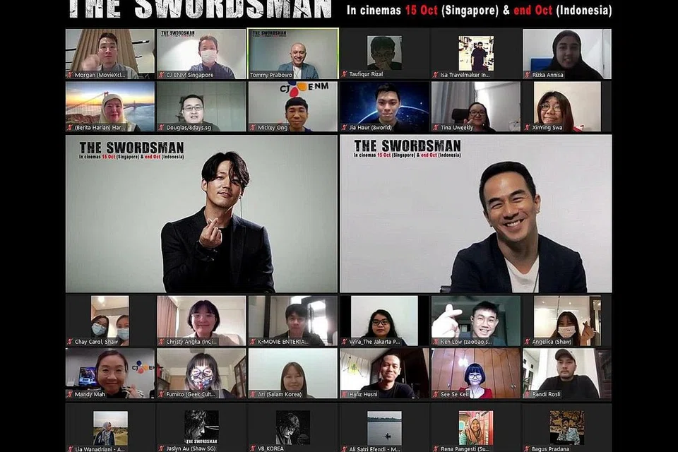 KONGSI KISAH PENGGAMBARAN: Pelakon The Swordsman, Jang Hyuk (foto utama, kiri) dan Joe Taslim (foto utama, kanan) menjawab pertanyaan media termasuk Berita Harian mengenai filem ini, persahabatan yang dibina dan kesulitan yang dihadapi. - Foto SHAW ORGANISATION