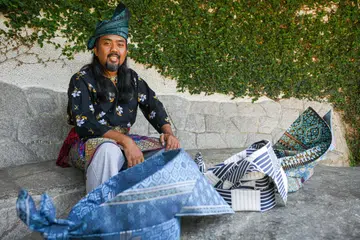 MARTABAT BUDAYA: Menerusi bengkel pengenalan destar, tanjak dan tengkolok pada 19 Ogos ini, Encik Zakaria Ahmad berharap lebih ramai orang di Singapura akan lebih menghargai seni mengarang tanjak yang merupakan warisan budaya Melayu turun temurun. 