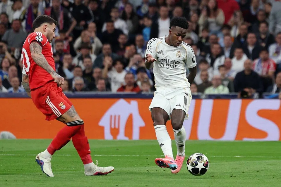 Pemain sayap Real Madrid, Vinicius Jr (kanan), menjaringkan gol kedua pasukannya menentang Benfica dalam perlawanan Liga Juara-Juara pada 25 Februari (26 Februari waktu Singapura). Perlawanan tersebut berakhir 2-1, dengan Real mara ke pusingan 16 terakhir dengan agregat 3-1.