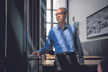 PERJALANAN LUAR KELAZIMAN: Pengkaji isu kedwibahasaan dan literasi Profesor Madya Dr Mukhlis Abu Bakar menongkah arus menceburi dunia akademik tanpa bantuan biasiswa. Tugasnya sekarang antara lain adalah menyelia pelajar peringkat sarjana dan Doktor Falsafah (PhD) serta mengadakan bengkel kajian berteraskan kaedah memupuk kedwibahasaan buat kelompok guru. - Foto BM oleh MARK CHEONG