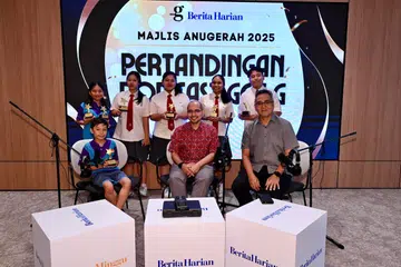PEMENANG PERTANDINGAN: Setiausaha Parlimen Kanan (Pendidikan merangkap Pembangunan Negara), Dr Syed Harun Alhabsyi (duduk, tengah) dan Editor Berita Harian, Encik Nazry Mokhtar (duduk, kanan) bergambar dengan pemenang Pertandingan ‘Podcast Gen G’ anjuran BH. Kategori sekolah rendah dimenangi Aaric Nur Zander Norazlan (duduk, kiri); Nadya Raessa Mohamad Rusly (belakang, kiri) dan Muhammad Afif Shidqy Muhammad Sufian (tiada dalam gambar) dari Sekolah Rendah West Spring. Kategori sekolah menengah dimenangi (baris belakang, dari dua dari kiri) Elys Nyla Mohamad Helyano, Nur Syaza Farisah Mohd Sulaiman, Siti Khadijah Mohamad Shahril Aman, dan Mulhim Mahmud dari Sekolah Menengah Bukit Batok.
