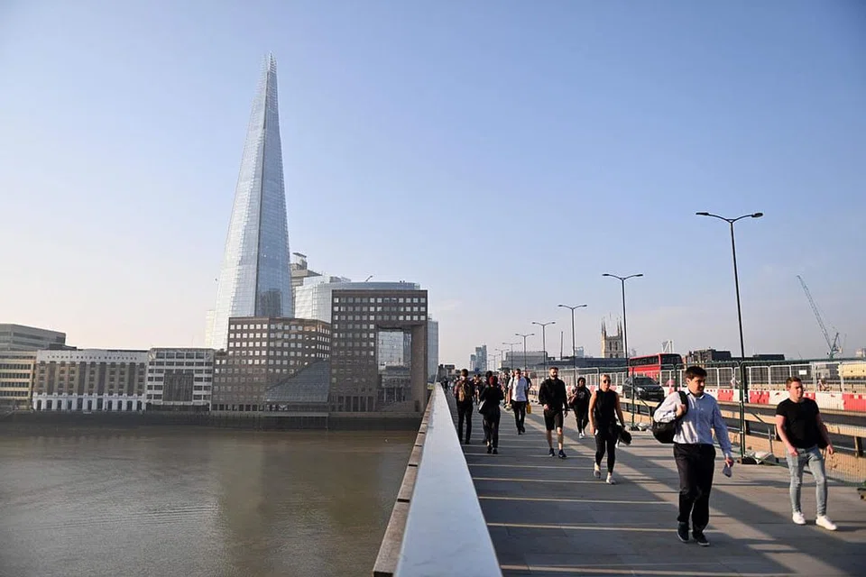 TIDAK PERLU KUARANTIN: Mulai 4 pagi hari ini waktu Britain, pengunjung dari Singapura dan Thailand tidak perlu lagi melakukan pengasingan semasa tiba di England. - Foto AFP