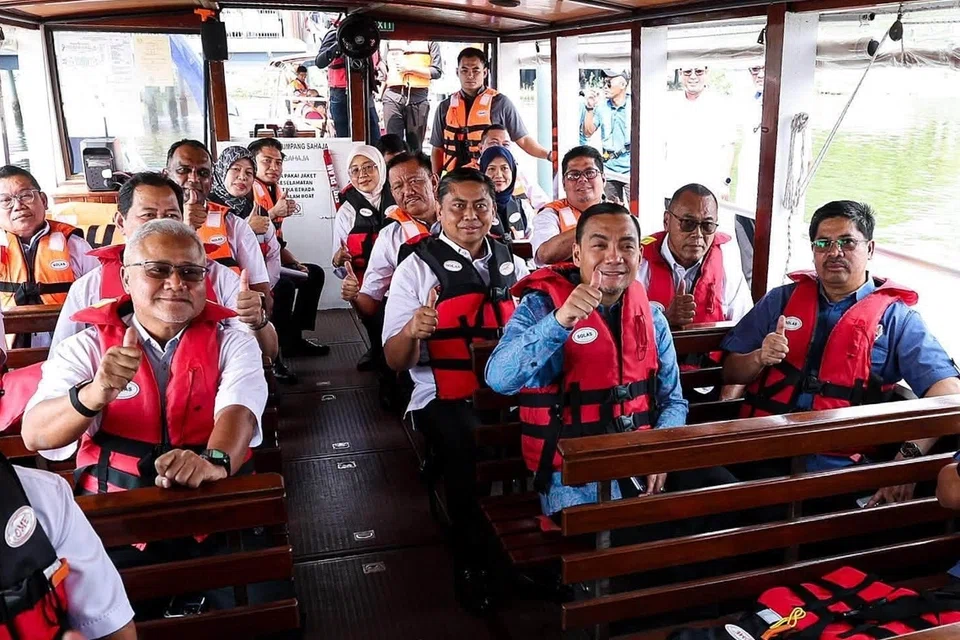 Menteri Besar Johor, Datuk Onn Hafiz Ghazi (dua dari kanan), menaiki bot Iskandar Puteri River Cruise dimana pelancong akan dibawa menghayati pemandangan bandar Johor Bahru dari Selat Tebrau.