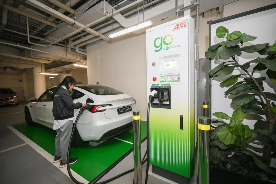 Pullman Singapore Hill Street merupakan salah satu daripada lima lokasi pengecas tanpa aplikasi AutoCharge yang dilancarkan oleh pembekal tenaga City Energy. Ia membolehkan pemandu kenderaan elektrik (EV) mengecas tanpa sebarang aplikasi atau kod QR.