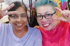 Cik Asmah Devi (belakang,kanan) bersama kawan-kawannya Cik Lim Mei Fang (sebelahnya), Cik Lam Yoke Lan Anna (depan,kanan) menyambut hari lahir Cik K.Selvarani (sebelahnya). 