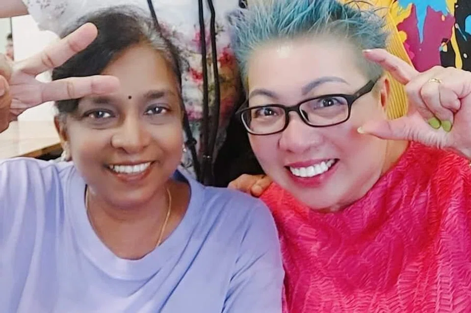 Cik Asmah Devi (belakang,kanan) bersama kawan-kawannya Cik Lim Mei Fang (sebelahnya), Cik Lam Yoke Lan Anna (depan,kanan) menyambut hari lahir Cik K.Selvarani (sebelahnya). 