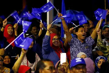 LAKAR STRATEGI: Petugas parti perlu memahami trend, cita rasa, tanggapan, penerimaan atau penolakan masyarakat dan pengundi terhadap parti dan calon yang ditampilkan. - Foto REUTERS