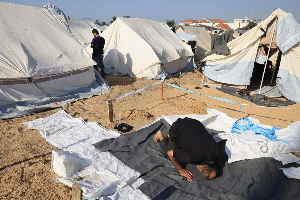 SOLAT: Seorang lelaki kelihatan sedang bersolat di khemah sementara di dearah, Khan Yunis, selatan Gaza. 