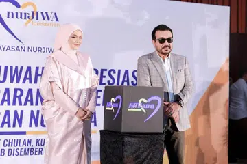 Datuk Seri Siti Nurhaliza dan suaminya, Datuk Seri Khalid Mohamad Jiwa, dalam satu majlis pelancaran sempena Tabung Sedekah Subuh, projek di bawah Yayasan Nurjiwa, pada Disember 2023.