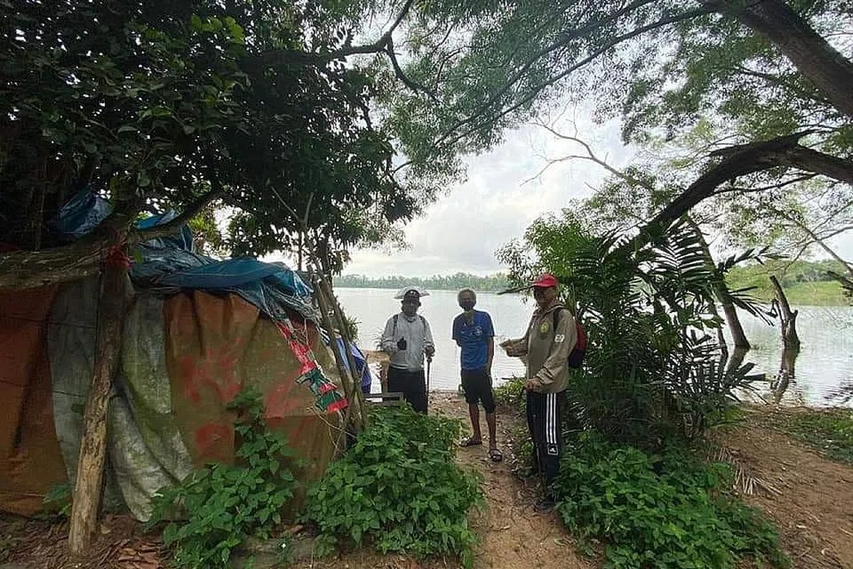 PENJAGA KUARI: Para pengembara bertemu dan beramah mesra dengan 'Encik Robert' yang mendirikan khemah di kawasan kuari dan mengakui dirinya sebagai 'penjaga' di situ.- Foto ihsan RAJA MUZAFFAR SHAH 