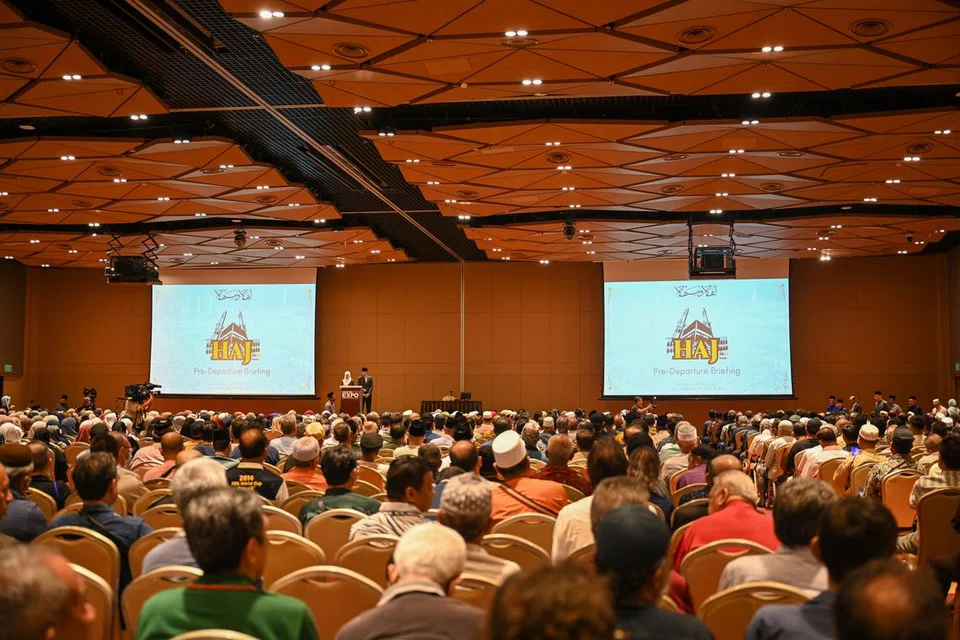 BUAT PERSIAPAN: Jemaah haji yang bakal menunaikan ibadah tersebut tidak lama lagi hadir bagi taklimat pra-keberangkatan haji yang diadakan di Max Atria pada Sabtu.