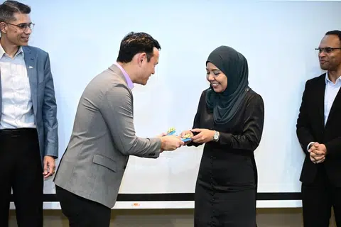 Penolong Pengurus Sumber Manusia di Little Paddington Preschool, Cik Nadiah Jamil (dua dari kanan), menerima pin Institut Karyawan Sumber Manusia (IHRP) oleh Pengerusi Mendaki, yang juga Menteri Negara Kanan (Pertahanan merangkap Kemampanan dan Sekitaran), Encik Zaqy Mohamad (dua dari kanan) setelah menerima pengiktirafan Karyawan Bertauliah (CP) dalam acara HR Horizons yang diadakan di Pusat Kongres Kesatuan Sekerja Kebangsaan (NTUC) di One Marina Boulevard pada 11 Februari. Bersama mereka adalah Ketua Pegawai Eksekutif (CEO) Mendaki, Encik Mohamed Feroz Mohamed Akber (kanan), dan CEO IHRP, Encik Aslam Sardar (kiri).