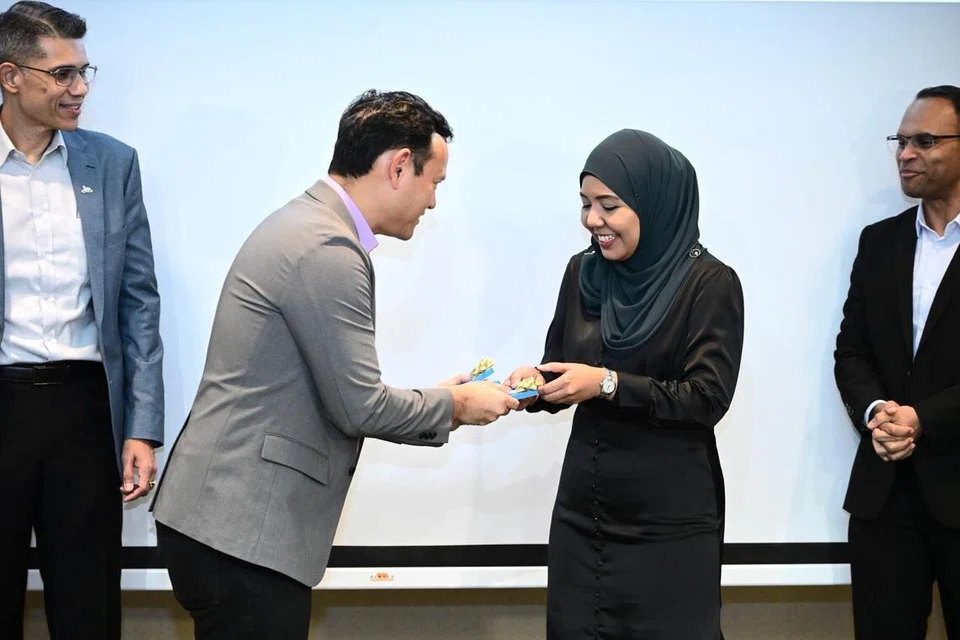 Penolong Pengurus Sumber Manusia di Little Paddington Preschool, Cik Nadiah Jamil (dua dari kanan), menerima pin Institut Karyawan Sumber Manusia (IHRP) oleh Pengerusi Mendaki, yang juga Menteri Negara Kanan (Pertahanan merangkap Kemampanan dan Sekitaran), Encik Zaqy Mohamad (dua dari kanan) setelah menerima pengiktirafan Karyawan Bertauliah (CP) dalam acara HR Horizons yang diadakan di Pusat Kongres Kesatuan Sekerja Kebangsaan (NTUC) di One Marina Boulevard pada 11 Februari. Bersama mereka adalah Ketua Pegawai Eksekutif (CEO) Mendaki, Encik Mohamed Feroz Mohamed Akber (kanan), dan CEO IHRP, Encik Aslam Sardar (kiri).