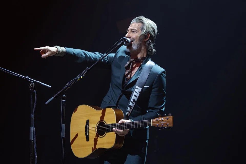 Gitaris ramah Michael Learns to Rock, Mikkel Lentz, tangkas berinteraksi dengan penonton pada konsert jelajah, ‘Take Me To Your Heart’ di Resorts World Ballroom pada 16 November.