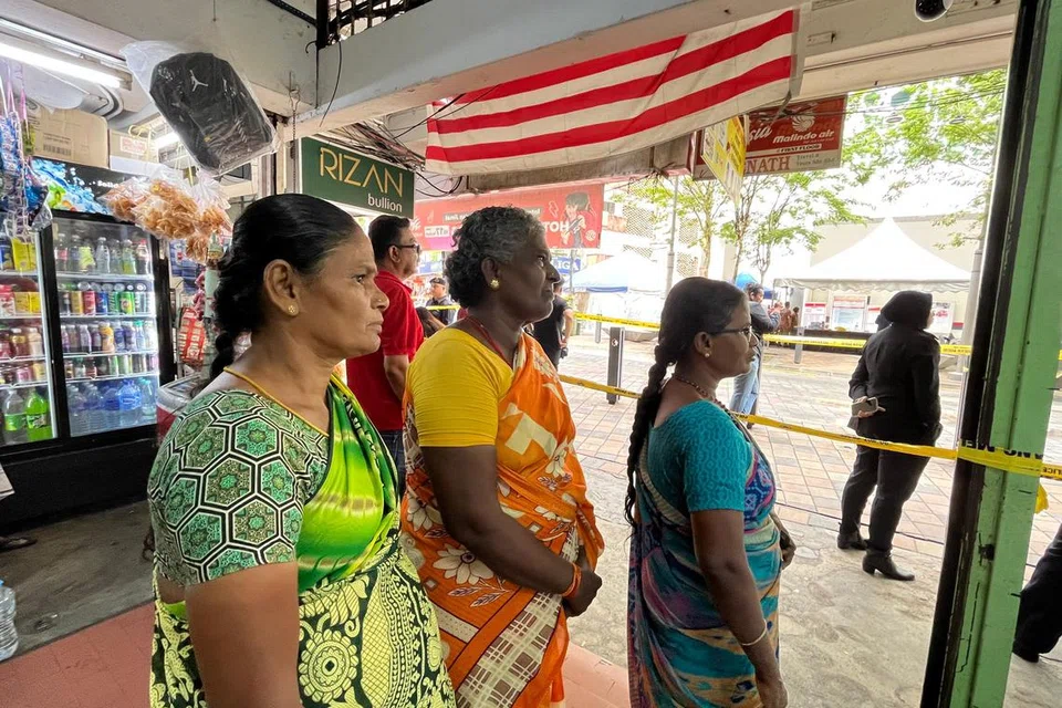 Cik T Gomathy, 50an tahun (tengah), dari Tamil Nadu, India, bersama dua rakannya datang ke tempat kejadian tanah jerlus yang menyebabkan wanita rakan senegara yang dikenali sebagai Vijayaletchumy, 48 tahun, hilang selepas terjerumus ke dalam tanah jerlus di Masjid India, Kuala Lumpur, pada 24 Ogos.