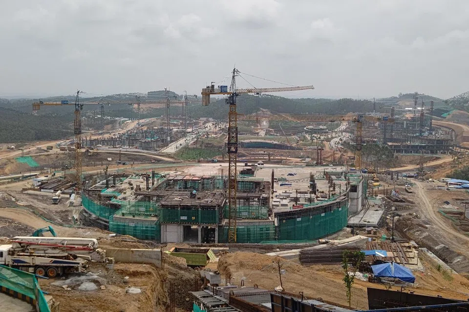 MULA DIHUNI PADA 2024: Istana presiden di ibu kota Nusantara, Kalimantan Timur, kini dalam pembinaan sedang Indonesia bersiap untuk menempatkan penjawat awam, anggota polis dan tentera berpindah ke kawasan tersebut pada Julai 2024. 