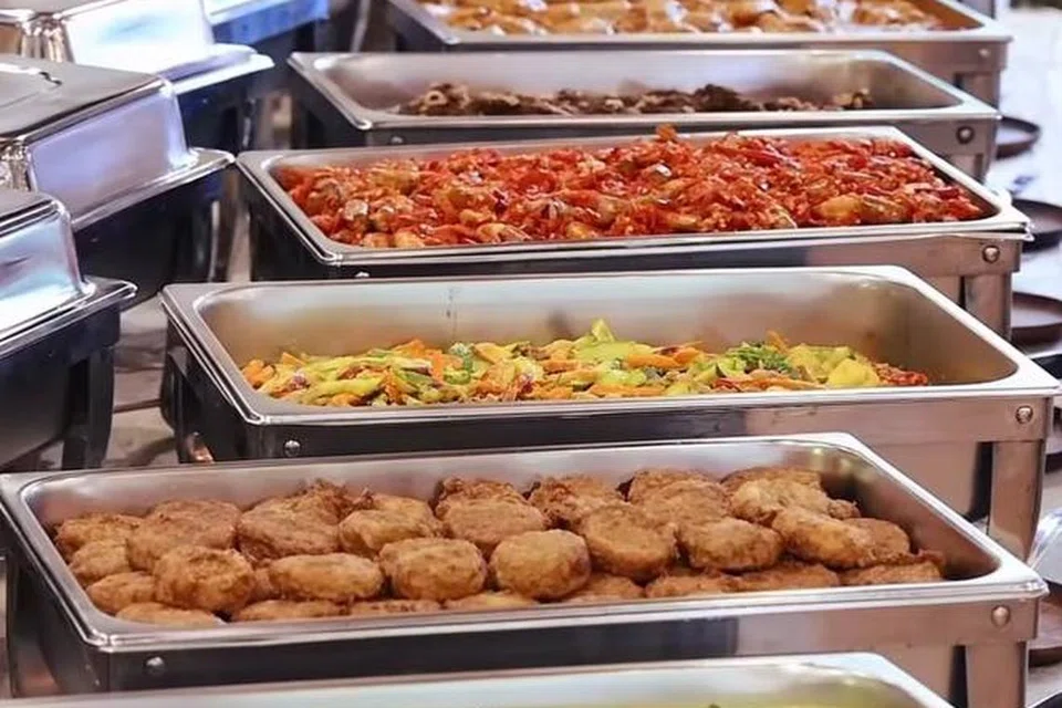 rumah makan minang, menu, nasi padang, ayam balado, bergedel, rendang, lemak pucuk ubi
