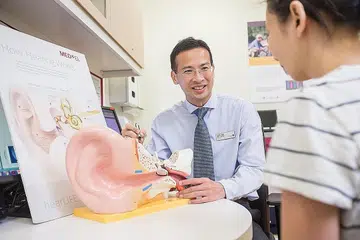 PELBAGAI KESAN: Dr Gary Lee berkata orang mengalami masalah pendengaran mempunyai interaksi sosial dan emosi berkurangan dan kurang berpuas hati dengan kehidupan. Kehilangan pendengaran juga mempunyai kesan ekonomi, seperti prestasi pekerjaan lebih buruk yang membawa kepada kehilangan pendapatan. - Foto HOSPITAL BESAR NG TENG FONG.