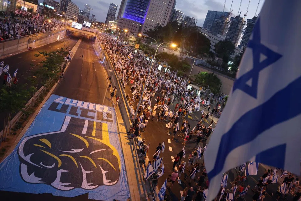 BANTAHAN BESAR-BESARAN: Perhimpunan besar-besaran tercetus di seluruh Israel selepas Ahli Parlimen meluluskan undang-undang pertama yang mengehadkan kuasa Mahkamah Agung.