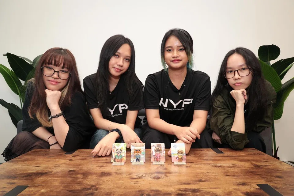 Gantungan kunci direka oleh pelajar tahun akhir daripada Politeknik Nanyang (NYP) – (dari kiri) Cik Giselle Chionh, Cik Kirsten Discaya, Cik Seng Le Ting dan Cik Nicole Lee.