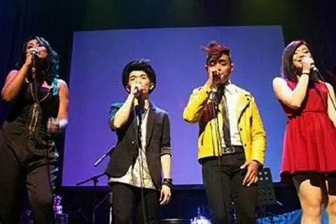 MENIMBA PENGALAMAN BARU: Kamsani Jumahat (kemeja kuning) gembira diberi peluang menghiburkan peminatnya di China dalam satu konsert KWC China. Bersamanya dalam konsert tersebut, (dari kiri) Zareen Angullia (Singapura), Kenny (Macau) dan Annie (Macau). - Foto ihsan KAMSANI JUMAHAT
